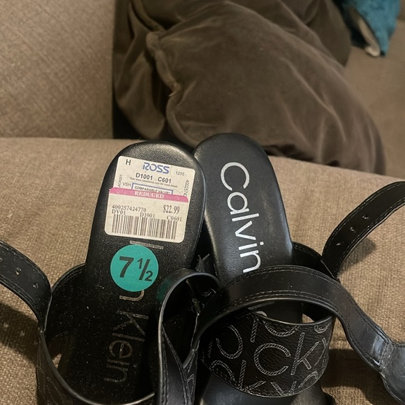 Calvin Klein sandals somewhat a wedge cute brand new never worn - Picture 4 of 4
